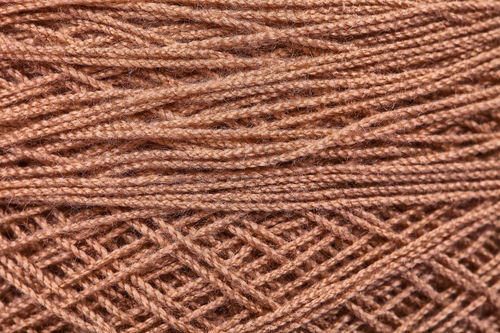 變廢為寶 巧手將廢舊布料編織成溫暖創意地毯