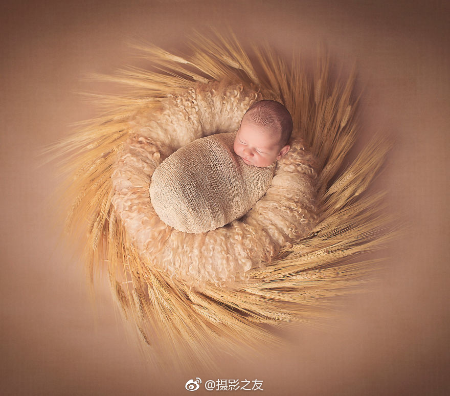 有的寶寶不愛吃奶怎么辦，家長擔心，是否該停母乳喂養 
